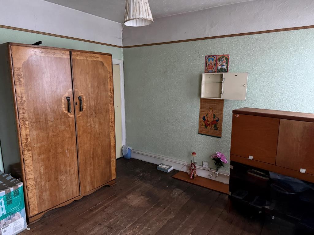 Lot: 168 - HOUSE IN NEED OF REFURBISHMENT - Front reception room on ground floor